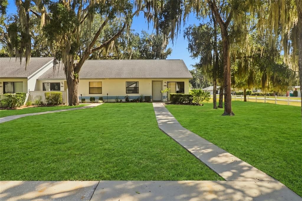 For Sale: $149,900 (2 beds, 2 baths, 959 Square Feet)