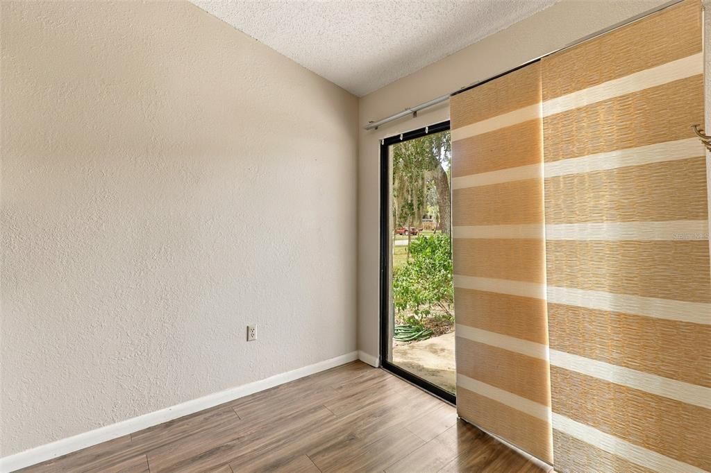 For Sale: $149,900 (2 beds, 2 baths, 959 Square Feet)