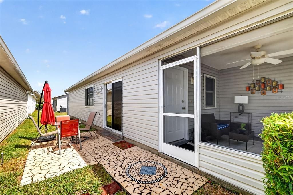 待售: $272,000 (2 贝兹, 2 浴室, 1121 平方英尺)