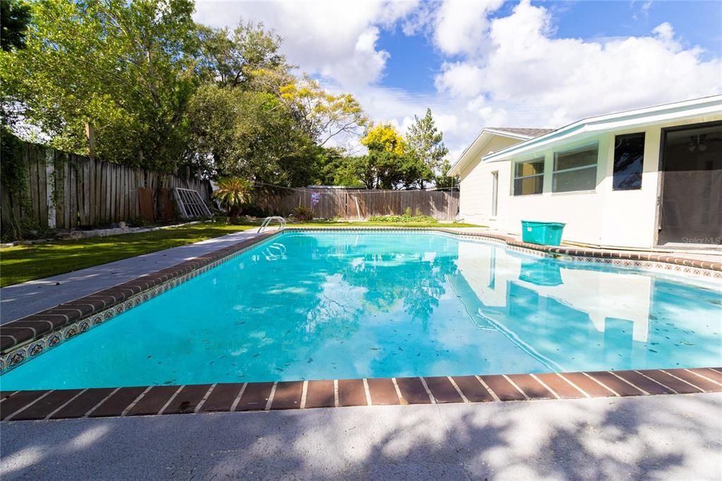 En Venta: $395,000 (4 camas, 2 baños, 1926 Pies cuadrados)