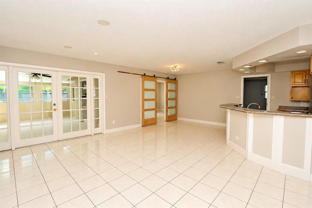 En Venta: $395,000 (4 camas, 2 baños, 1926 Pies cuadrados)