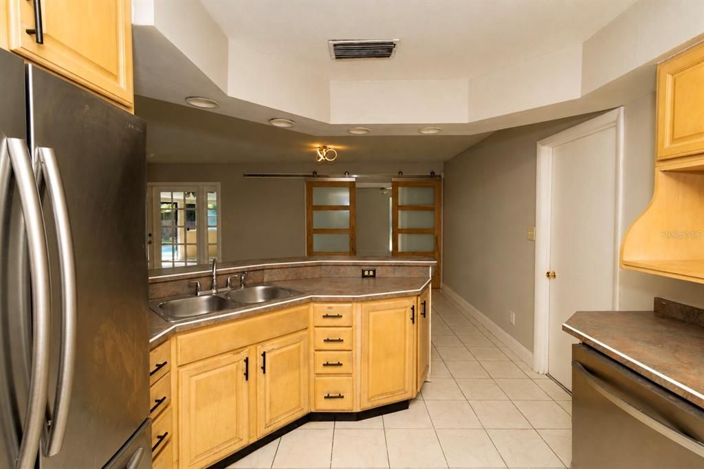 En Venta: $395,000 (4 camas, 2 baños, 1926 Pies cuadrados)