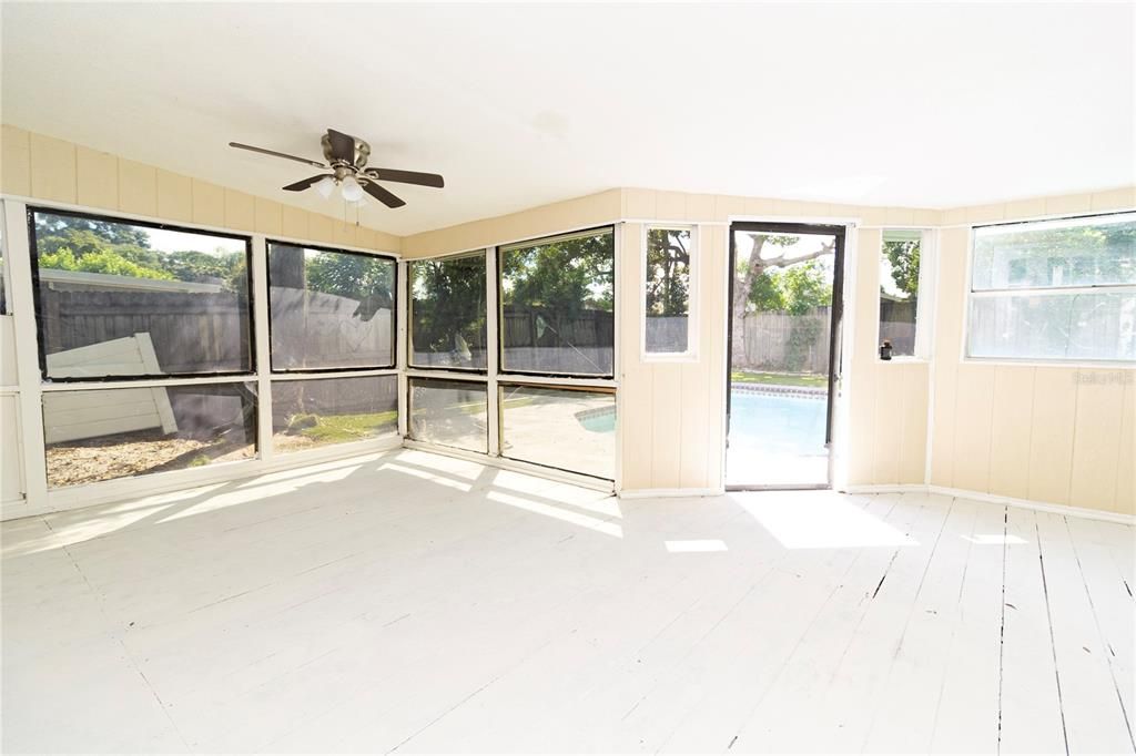 En Venta: $395,000 (4 camas, 2 baños, 1926 Pies cuadrados)