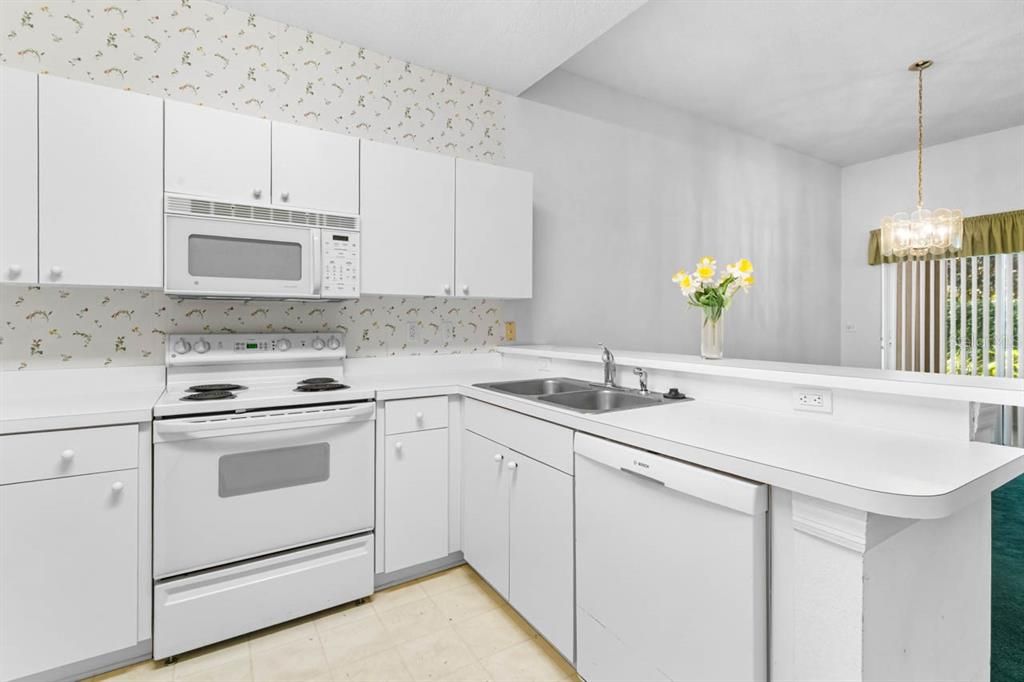 For Sale: $158,000 (2 beds, 2 baths, 1075 Square Feet)