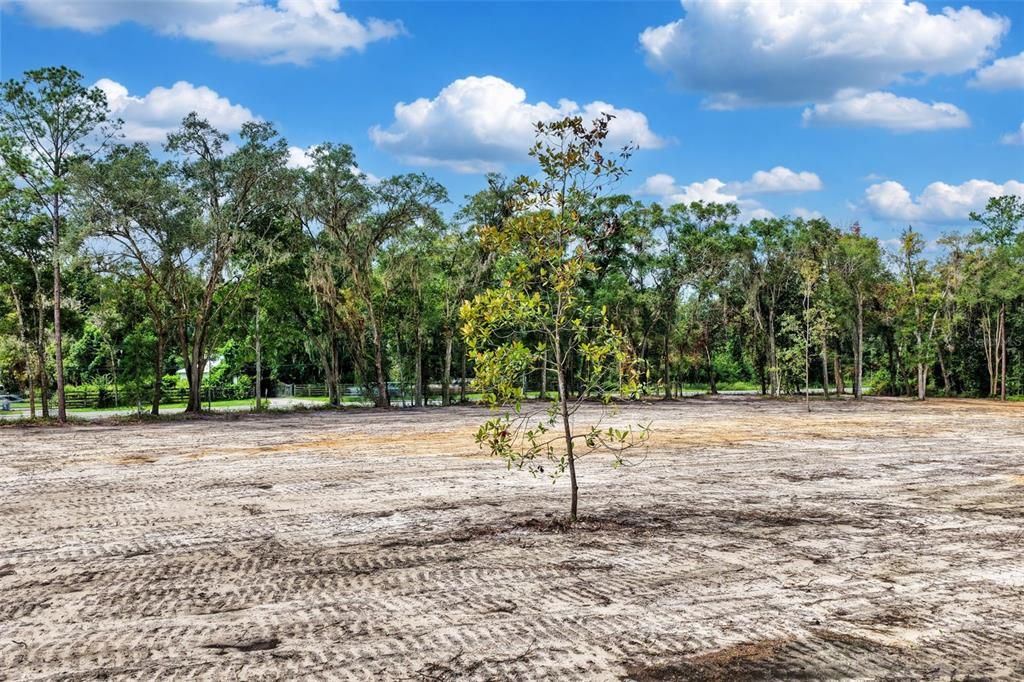 На продажу: $1,100,000 (10.25 acres)