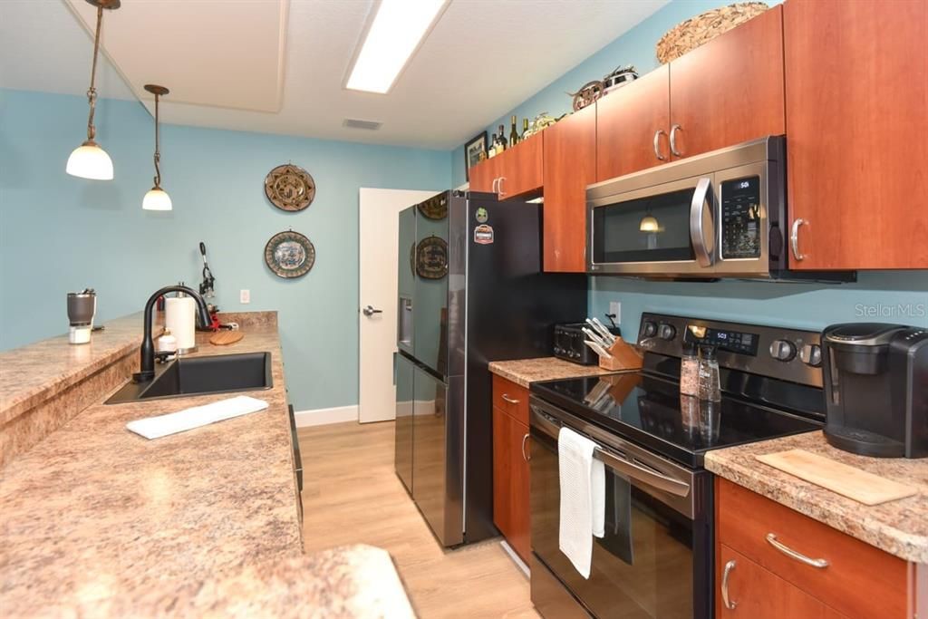 На продажу: $229,000 (2 спален, 2 ванн, 931 Квадратных фут)
