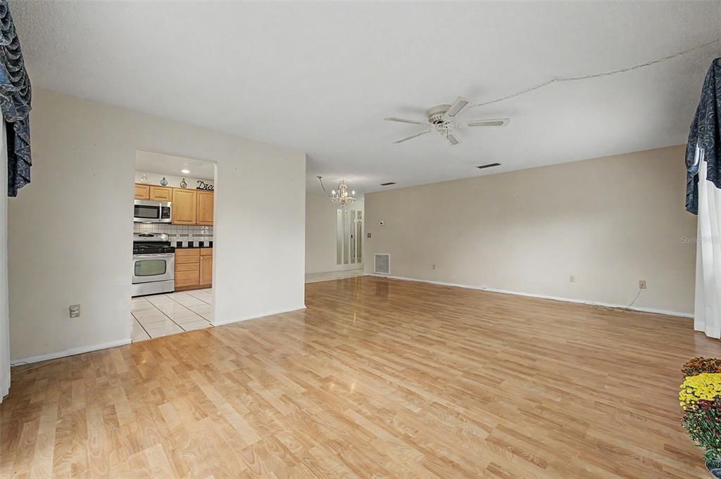 For Sale: $175,000 (2 beds, 2 baths, 1245 Square Feet)