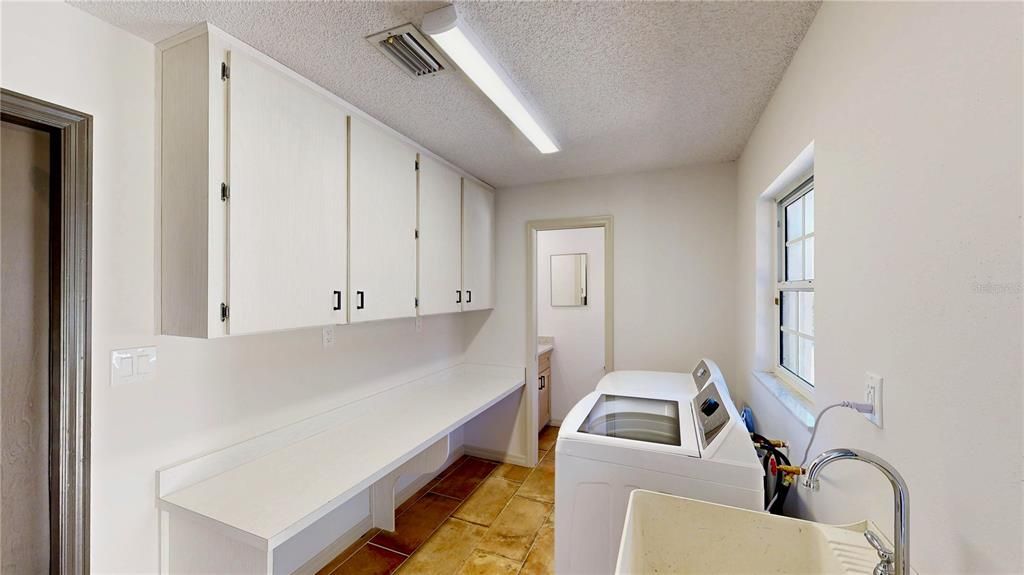 En Venta: $1,160,000 (4 camas, 2 baños, 3018 Pies cuadrados)