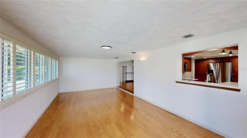 En Venta: $1,160,000 (4 camas, 2 baños, 3018 Pies cuadrados)