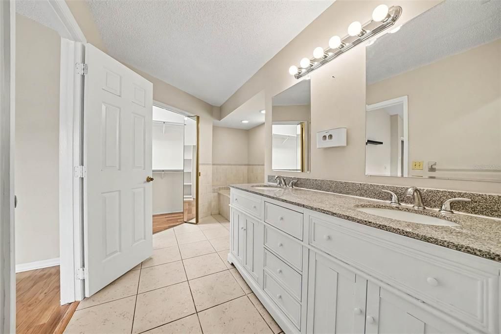 Activo con contrato: $459,000 (4 camas, 2 baños, 2109 Pies cuadrados)
