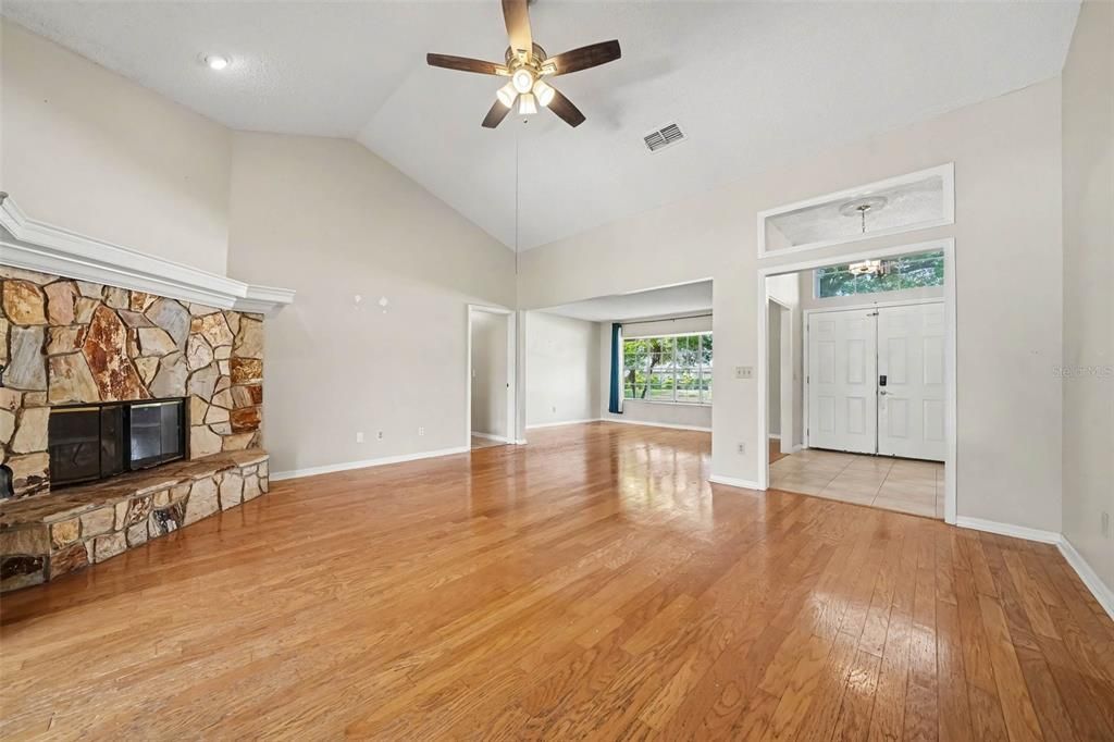 Activo con contrato: $459,000 (4 camas, 2 baños, 2109 Pies cuadrados)
