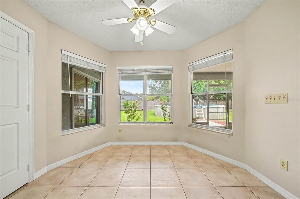 Activo con contrato: $459,000 (4 camas, 2 baños, 2109 Pies cuadrados)