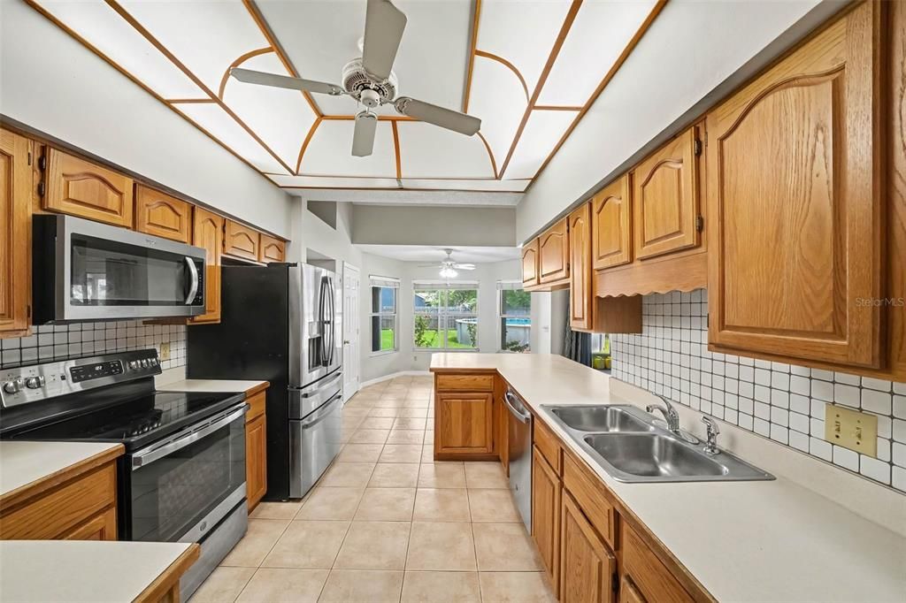 Activo con contrato: $459,000 (4 camas, 2 baños, 2109 Pies cuadrados)