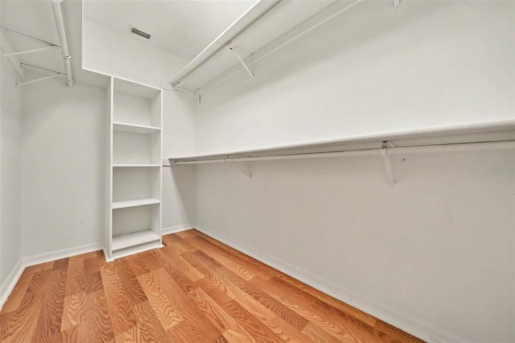 Activo con contrato: $459,000 (4 camas, 2 baños, 2109 Pies cuadrados)