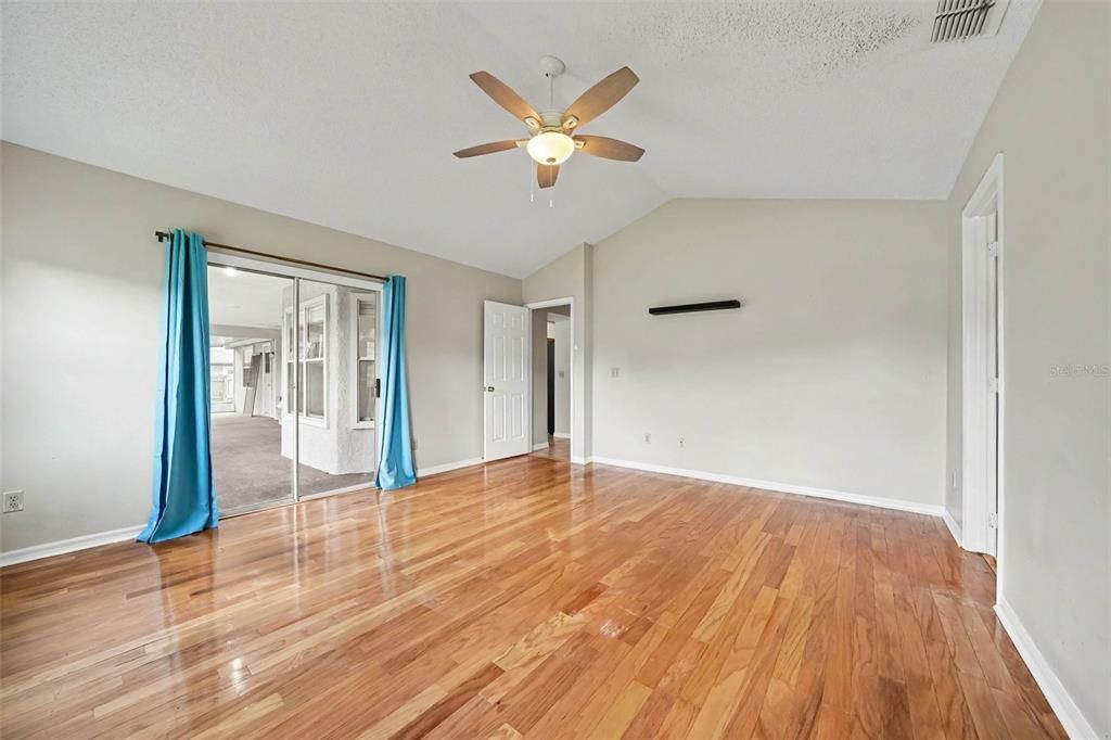 Activo con contrato: $459,000 (4 camas, 2 baños, 2109 Pies cuadrados)