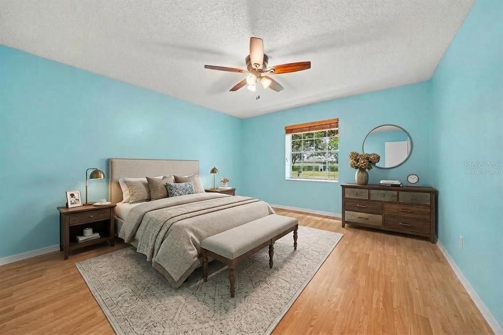 Activo con contrato: $459,000 (4 camas, 2 baños, 2109 Pies cuadrados)