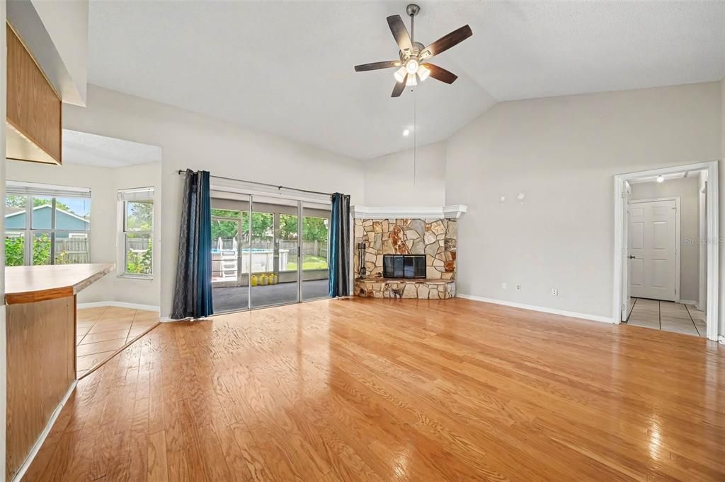 Activo con contrato: $459,000 (4 camas, 2 baños, 2109 Pies cuadrados)
