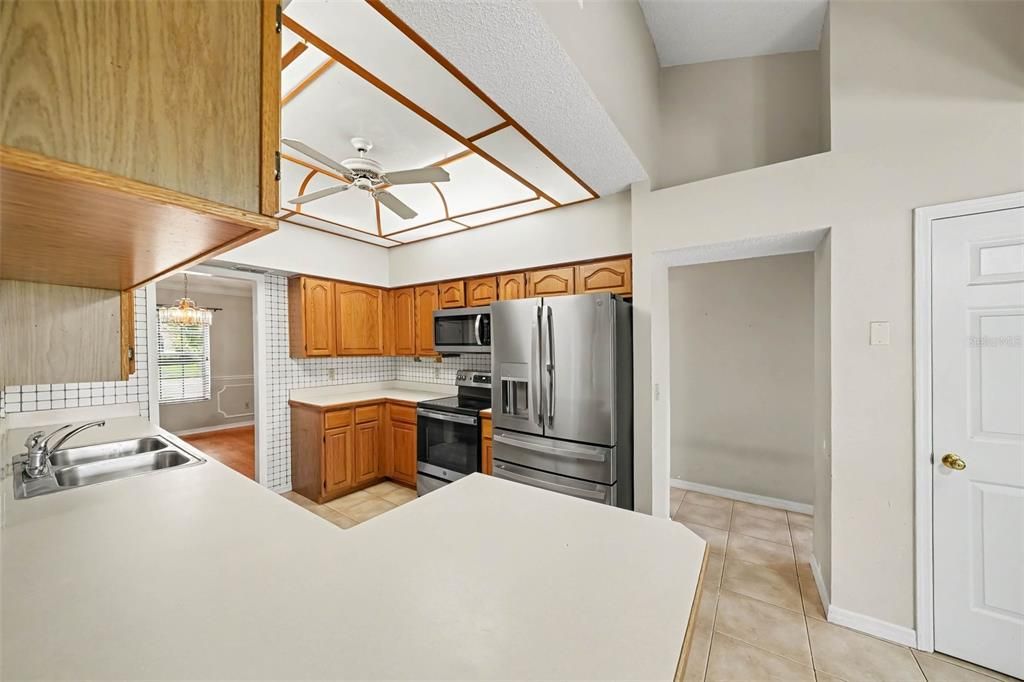 Activo con contrato: $459,000 (4 camas, 2 baños, 2109 Pies cuadrados)