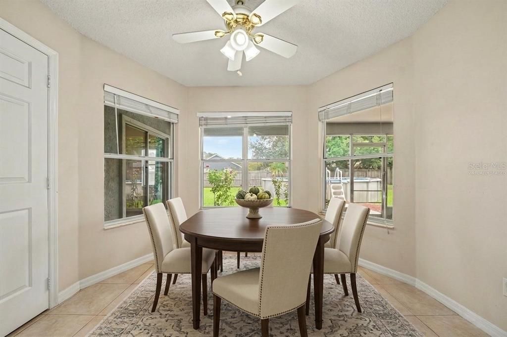 Activo con contrato: $459,000 (4 camas, 2 baños, 2109 Pies cuadrados)