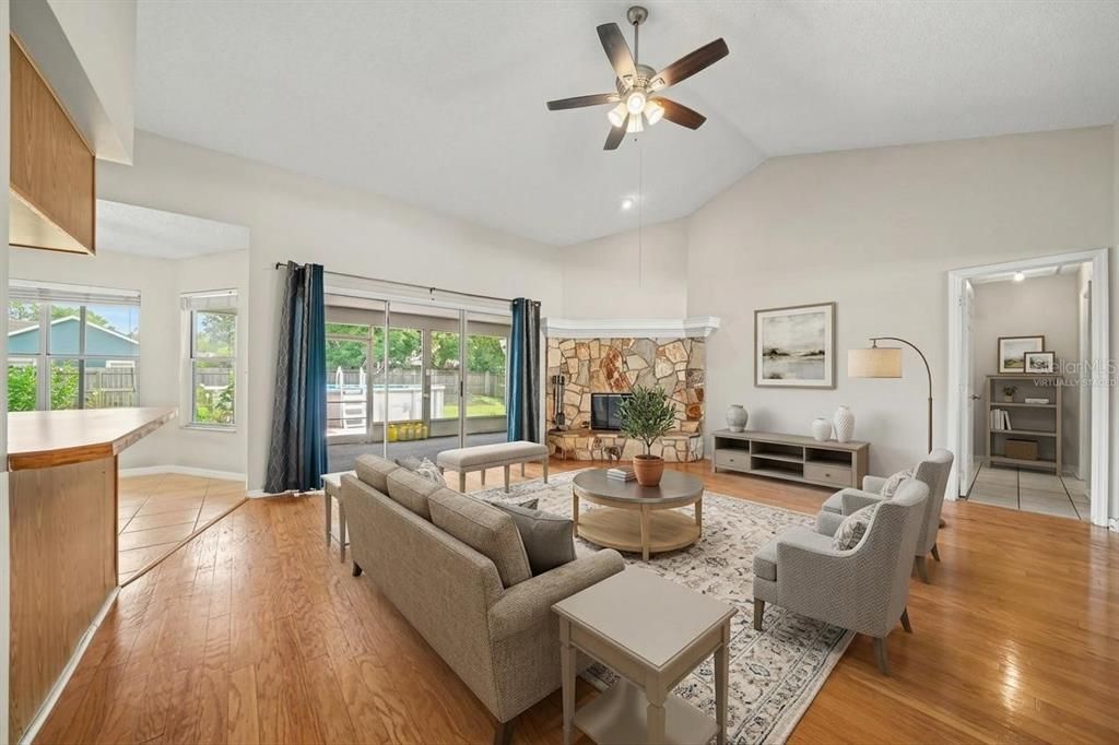 Activo con contrato: $459,000 (4 camas, 2 baños, 2109 Pies cuadrados)