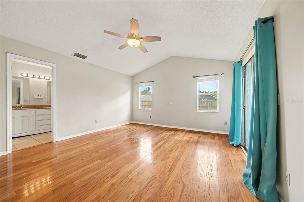 Activo con contrato: $459,000 (4 camas, 2 baños, 2109 Pies cuadrados)