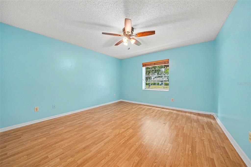 Activo con contrato: $459,000 (4 camas, 2 baños, 2109 Pies cuadrados)