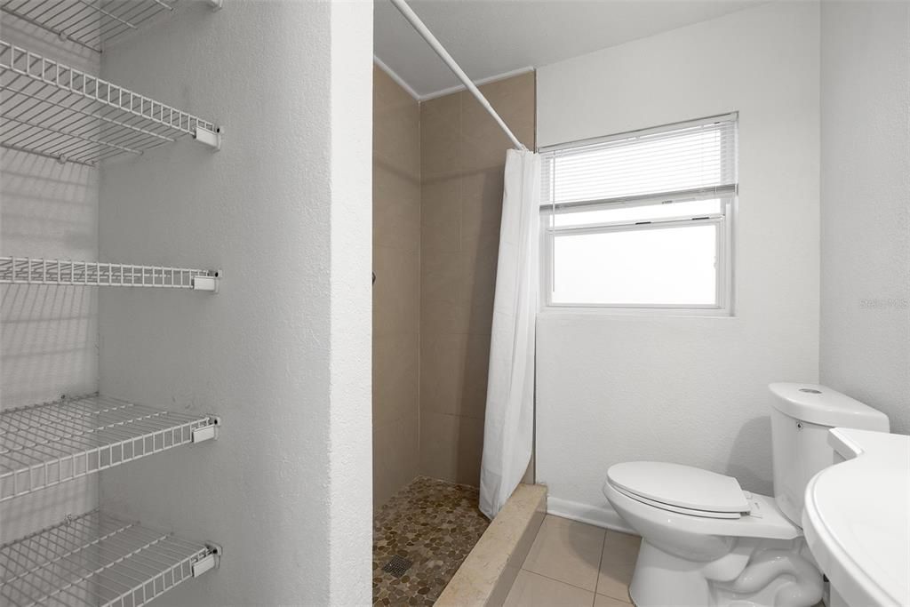 Activo con contrato: $1,800 (2 camas, 2 baños, 1263 Pies cuadrados)