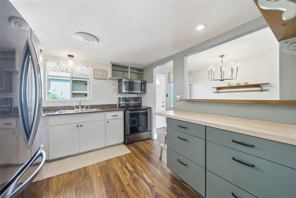 For Sale: $139,000 (2 beds, 2 baths, 966 Square Feet)