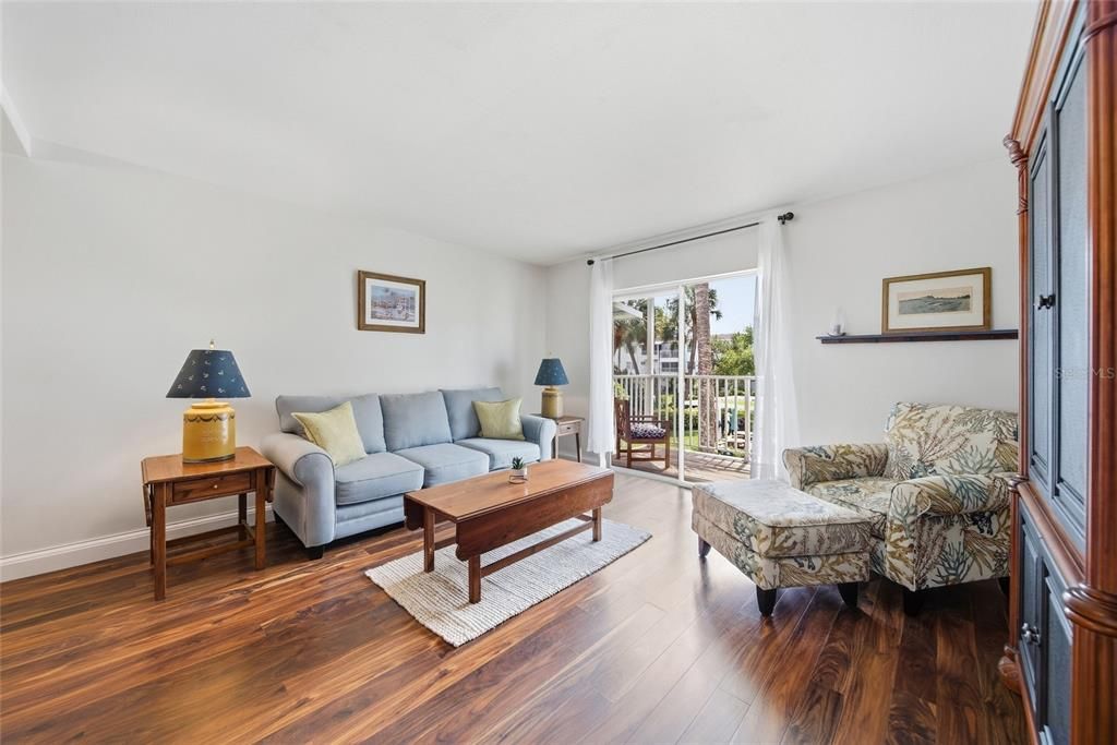 For Sale: $139,000 (2 beds, 2 baths, 966 Square Feet)