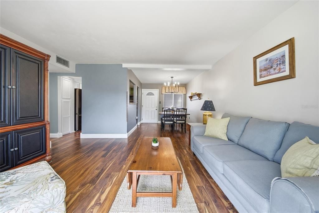 For Sale: $139,000 (2 beds, 2 baths, 966 Square Feet)
