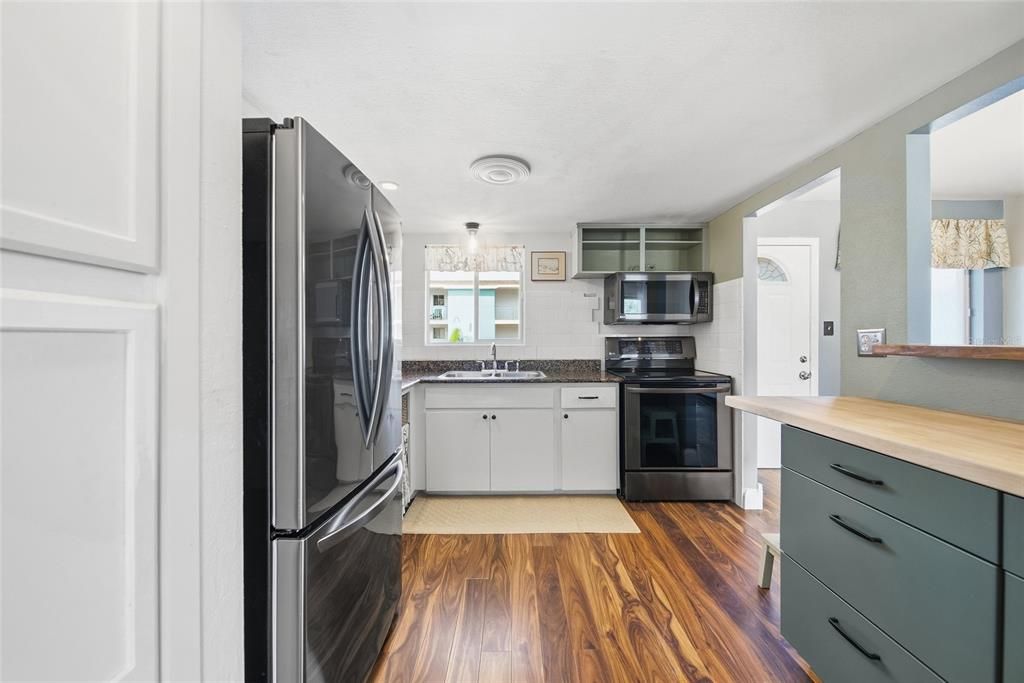 For Sale: $139,000 (2 beds, 2 baths, 966 Square Feet)