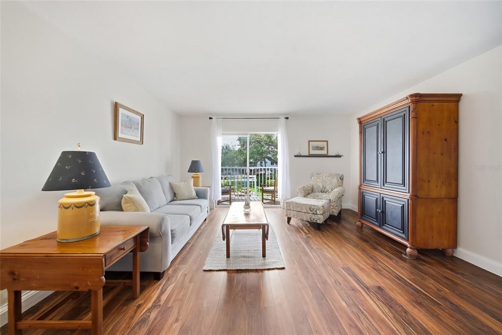 For Sale: $139,000 (2 beds, 2 baths, 966 Square Feet)