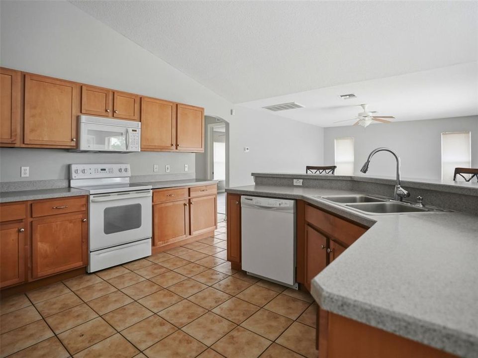 En Venta: $349,900 (3 camas, 2 baños, 2131 Pies cuadrados)