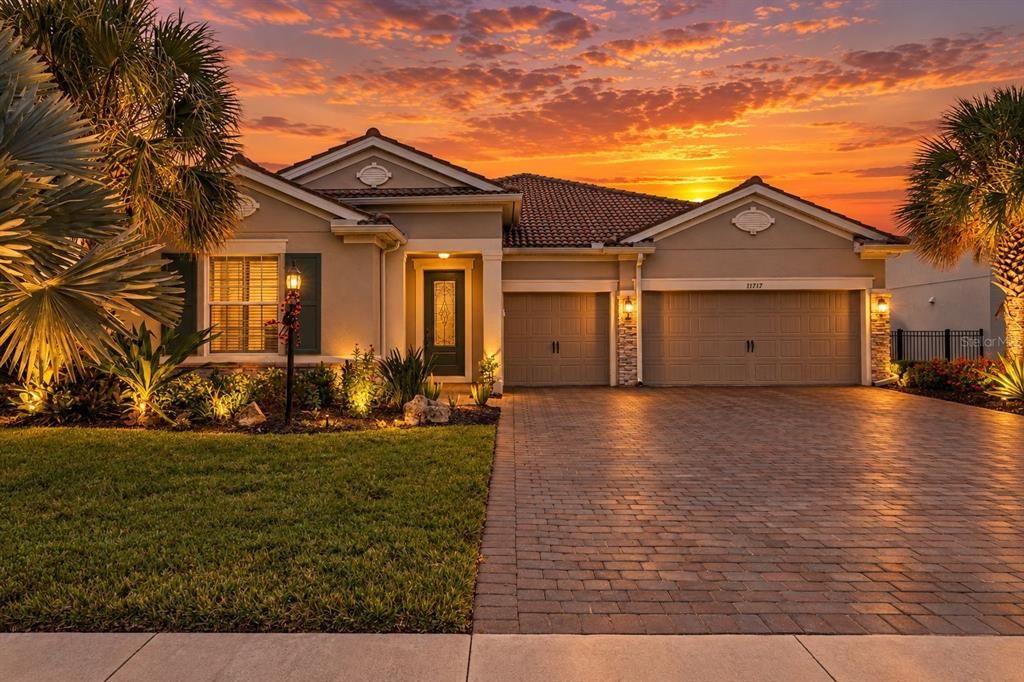 Active With Contract: $950,000 (4 beds, 3 baths, 2464 Square Feet)