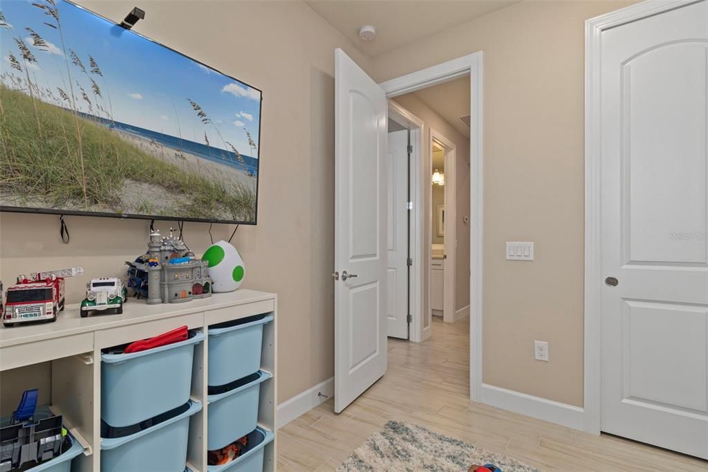 Active With Contract: $950,000 (4 beds, 3 baths, 2464 Square Feet)