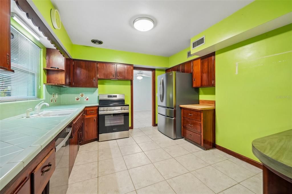 Active With Contract: $365,000 (2 beds, 2 baths, 1665 Square Feet)