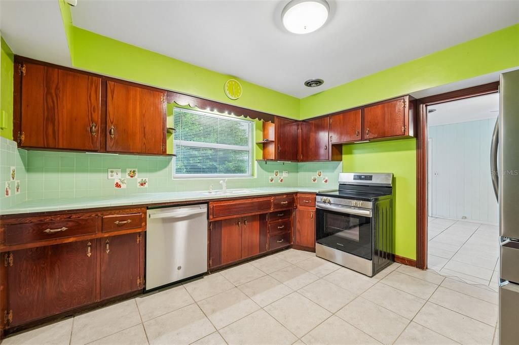 Active With Contract: $365,000 (2 beds, 2 baths, 1665 Square Feet)