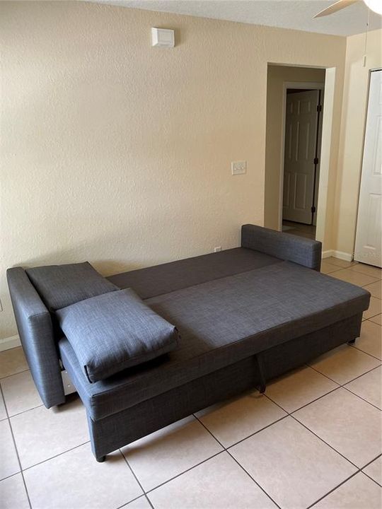For Rent: $1,400 (3 beds, 1 baths, 918 Square Feet)