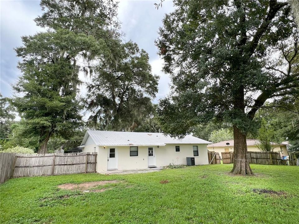 For Rent: $1,400 (3 beds, 1 baths, 918 Square Feet)