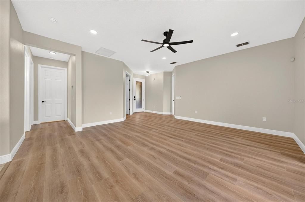 For Sale: $299,990 (2 beds, 2 baths, 1548 Square Feet)