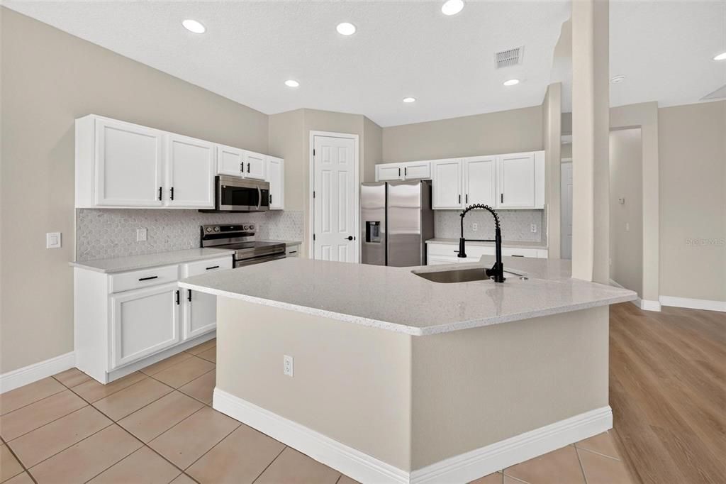For Sale: $299,990 (2 beds, 2 baths, 1548 Square Feet)