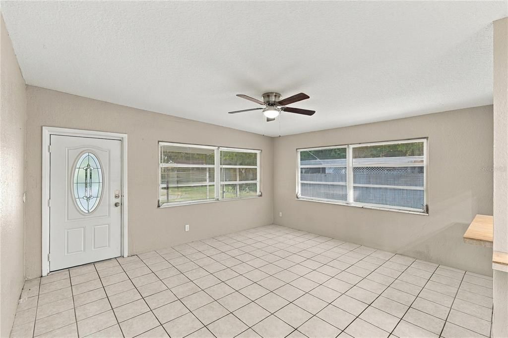 Под контрактом: $289,000 (3 спален, 2 ванн, 1278 Квадратных фут)