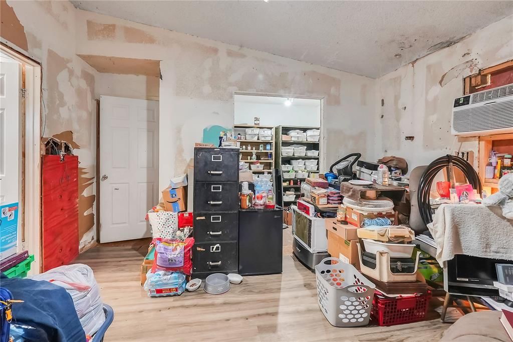 На продажу: $300,000 (5 спален, 3 ванн, 2070 Квадратных фут)