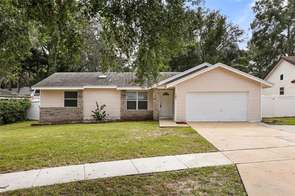 For Rent: $1,950 (3 beds, 2 baths, 1090 Square Feet)