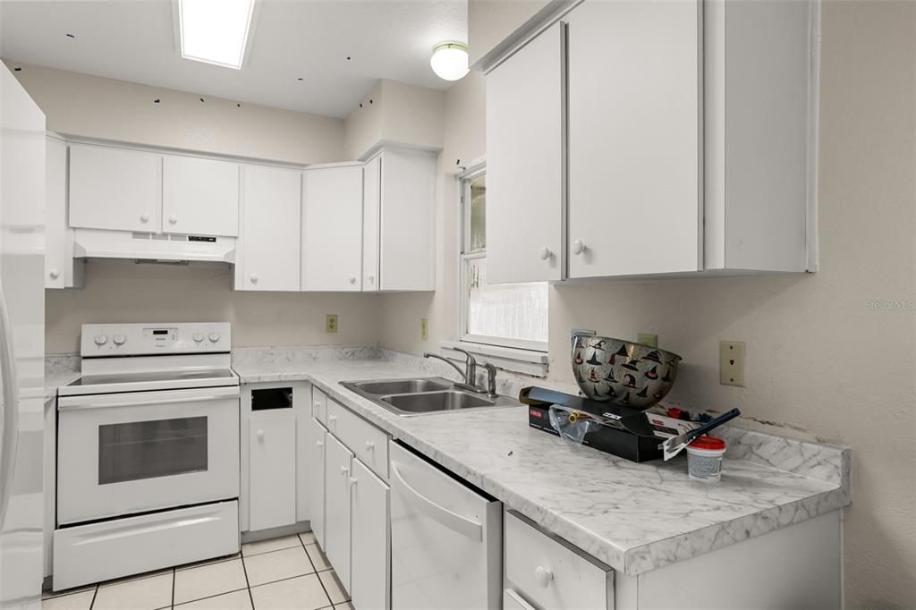 For Rent: $1,950 (3 beds, 2 baths, 1090 Square Feet)