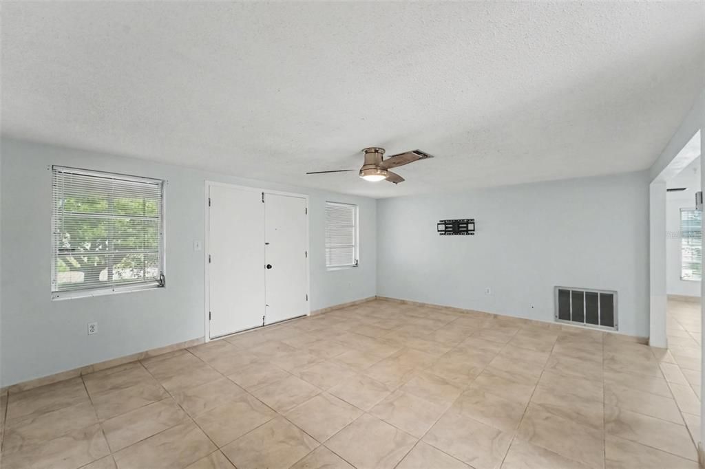 En Venta: $325,000 (3 camas, 2 baños, 1308 Pies cuadrados)