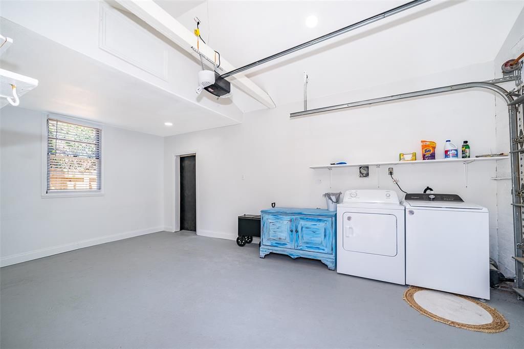 For Rent: $2,200 (2 beds, 1 baths, 851 Square Feet)