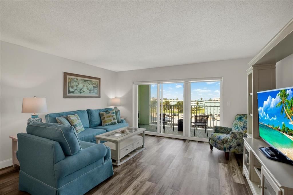 For Sale: $395,000 (2 beds, 2 baths, 1131 Square Feet)