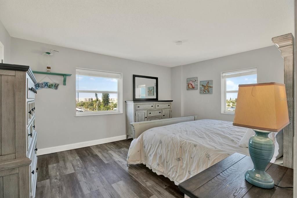 For Sale: $395,000 (2 beds, 2 baths, 1131 Square Feet)