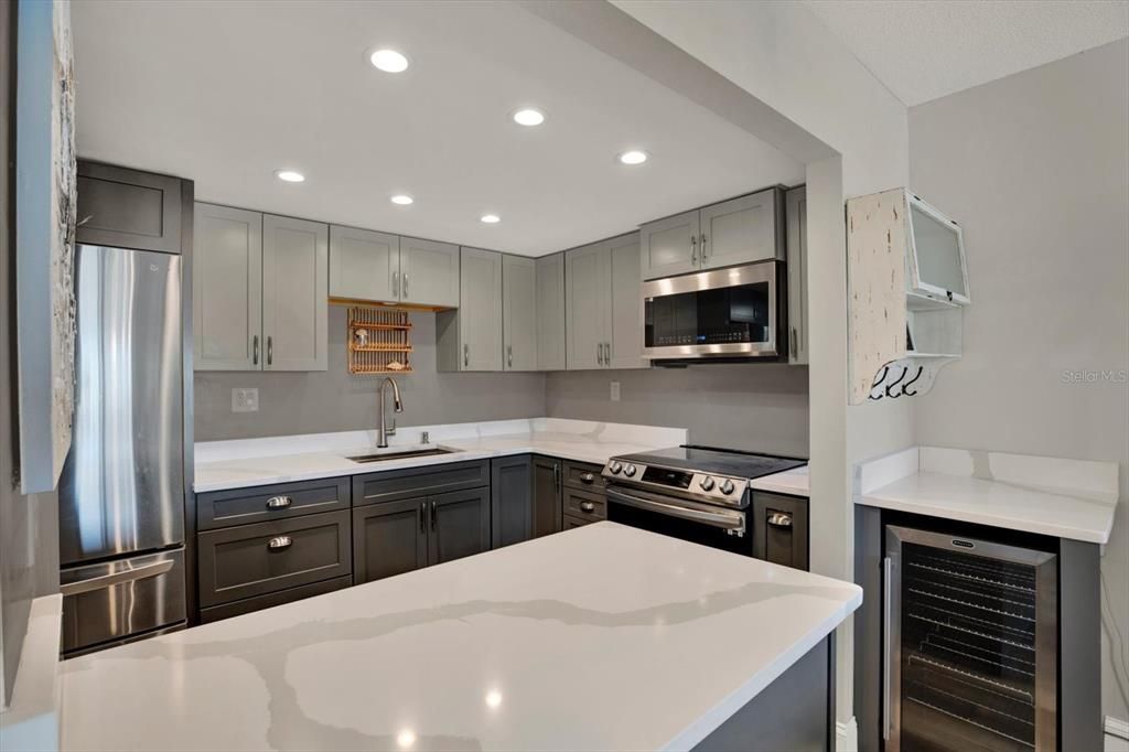 For Sale: $395,000 (2 beds, 2 baths, 1131 Square Feet)